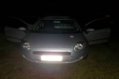 Carro foi abandonado horas depois em estrada vicinal (Foto: Reprodução/PM)