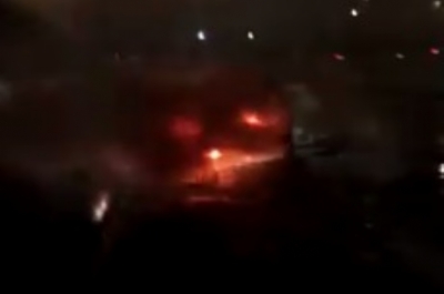  Carro pega fogo na avenida Tancredo Neves, zona oeste da capital (Foto: reprodução de vídeo/facebook @InformaçõesPoliciais)