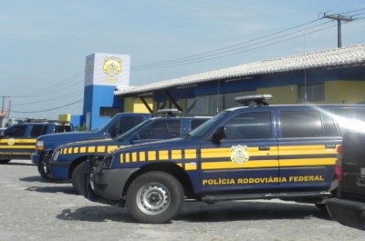  Passageiros do taxi foram abordados em posto policial da PRF (Foto: Arquivo Portal Infonet)