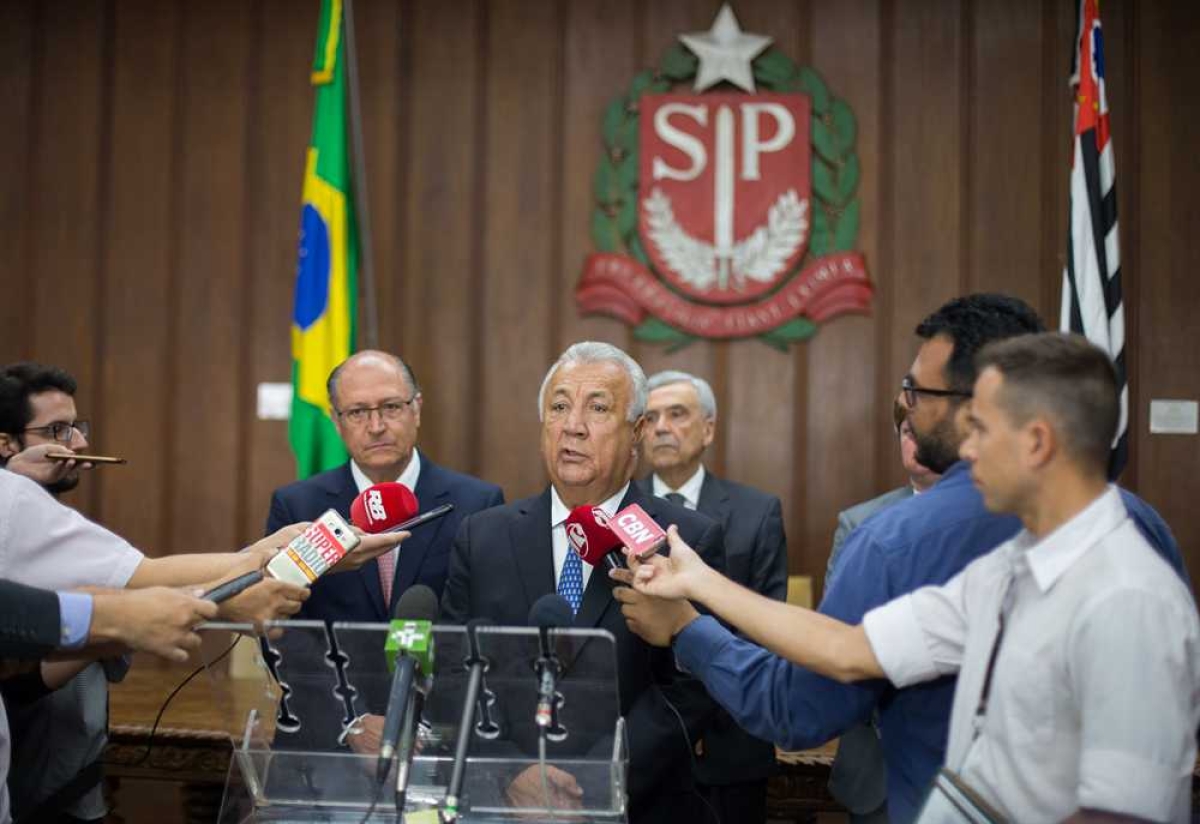 O governador Jackson Barreto e o governador de São Paulo, Geraldo Alckmin, assinaram termo de empréstimo de equipamentos da Sabesp (Companhia de Saneamento Básico do Estado de São Paulo) para a Companhia de Abastecimento de Sergipe (Deso) nesta segunda-feira, 11 (Foto: Diogo Moreira/Governo de São Paulo) 