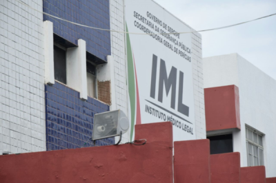 Os três corpos foram encaminhados ao IML. (Foto: Márcio Garcez/SE Notícias)