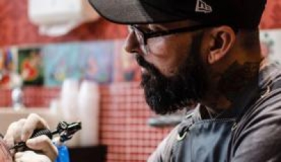 Responsável pela campanha Espelho, Espelho Meu, Kiko faz a reconstrução de mamilos em mulheres que tiveram câncer por meio da tatuagem (Foto: Divulgação)
