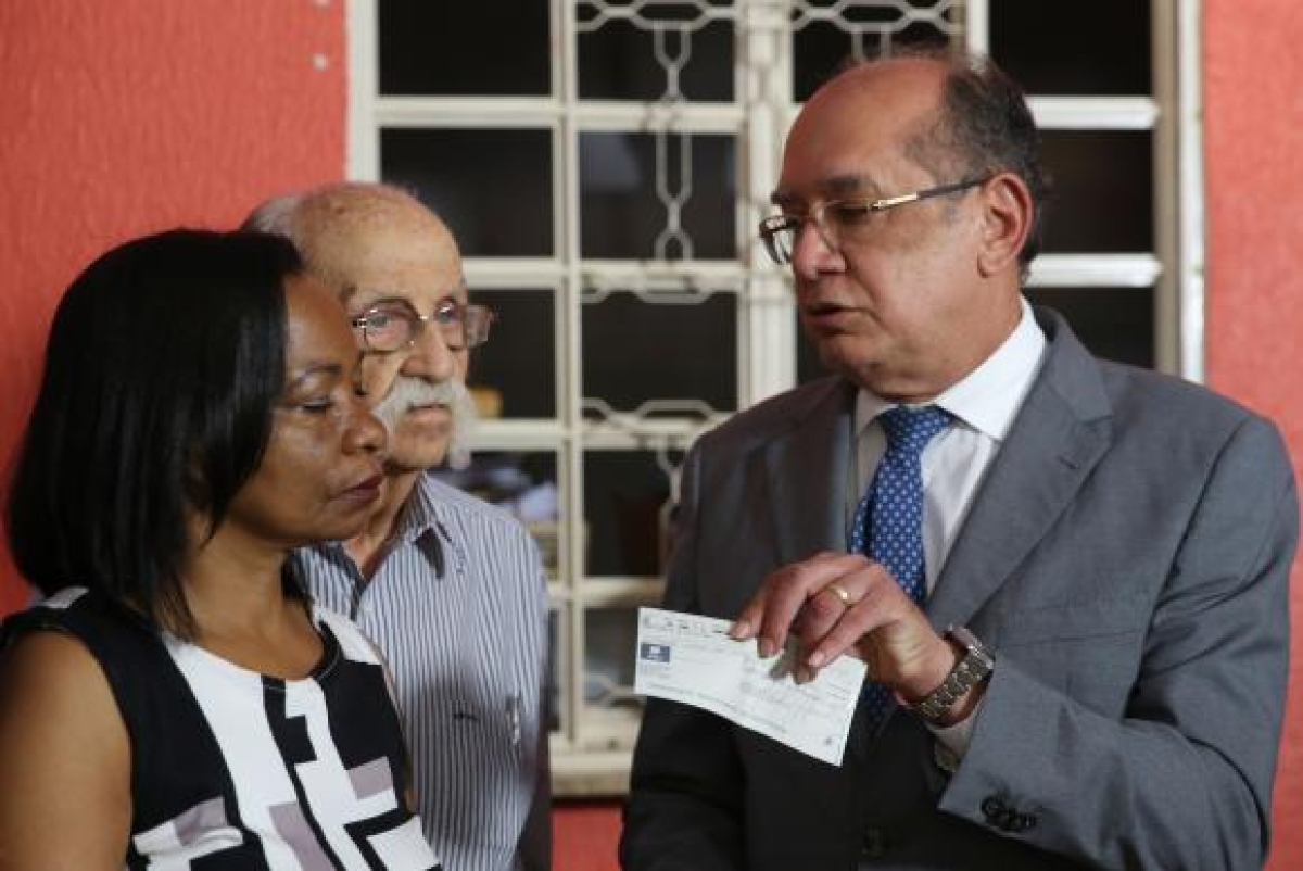 Gilmar Mendes entrega doação à representante da Casa da Mãe Preta, Rosemey Peter Ferreira (Foto: José Cruz/Agência Brasil)