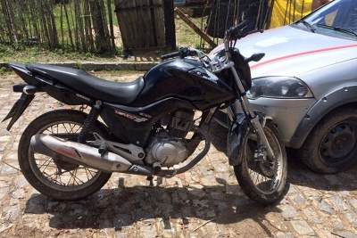 Motocicleta é recuperada horas após o roubo em Estância (Foto: PM/SE)