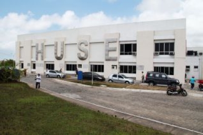 Após três meses de internamento no Huse, família de paciente retorna ao hospital para agradecer o tratamento recebido (Foto: SES)