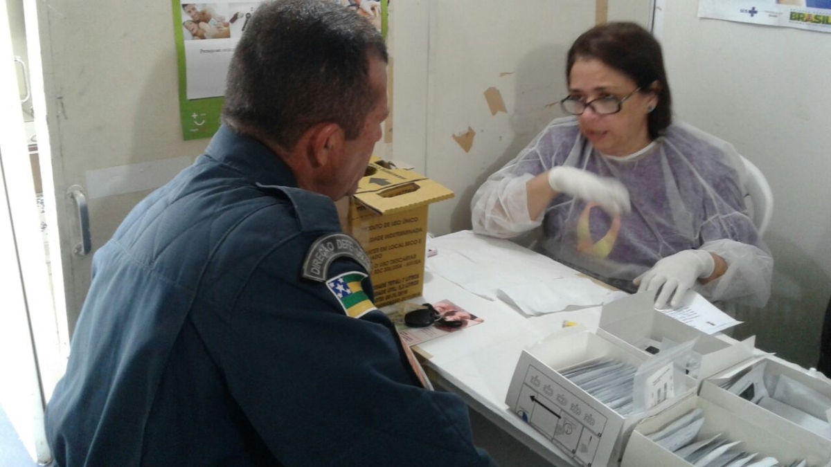 Funcionários da Petrobras e policiais da Acadepol recebem orientações e testes rápidos através do Programa Estadual IST/Aids (Foto: SES/SE)