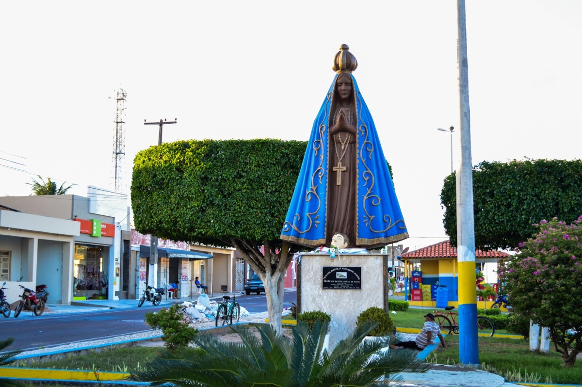 Imagem em homenagem à santa fica no centro da cidade (Foto: Divulgação) 