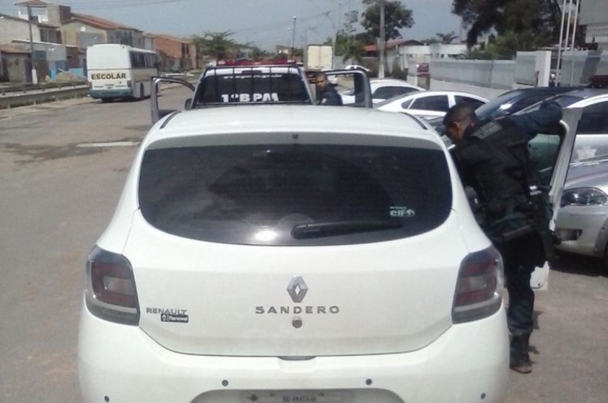 PM/Sergipe recupera veículo roubado durante patrulhamento no Santa Maria (Foto: SSP/SE)