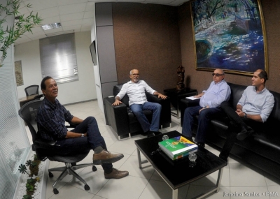Edvaldo recebe o empresário Noel Barbosa, o superintendente do shopping, Renato Martins, e Durval Tavares, diretor da NB (Foto: Janaína Santos)