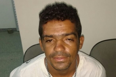  Suspeito foi preso em flagrante com um revólver municiado (Foto: Divulgação/PM) 