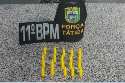 Com uma jovem foram apreendidos 20 pinos contendo cocaína (Foto: Ascom PM/SE)