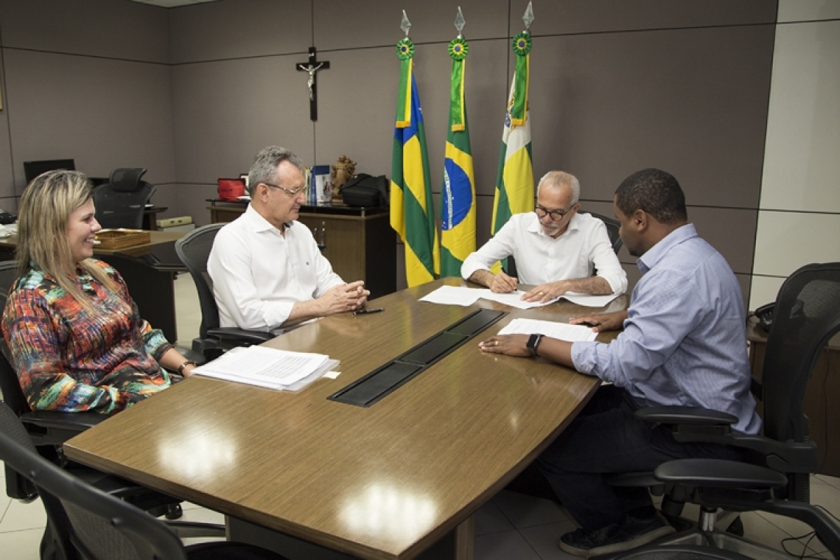 Edvaldo assina documento com informações do pedido (Foto: Marco Vieira/PMA)