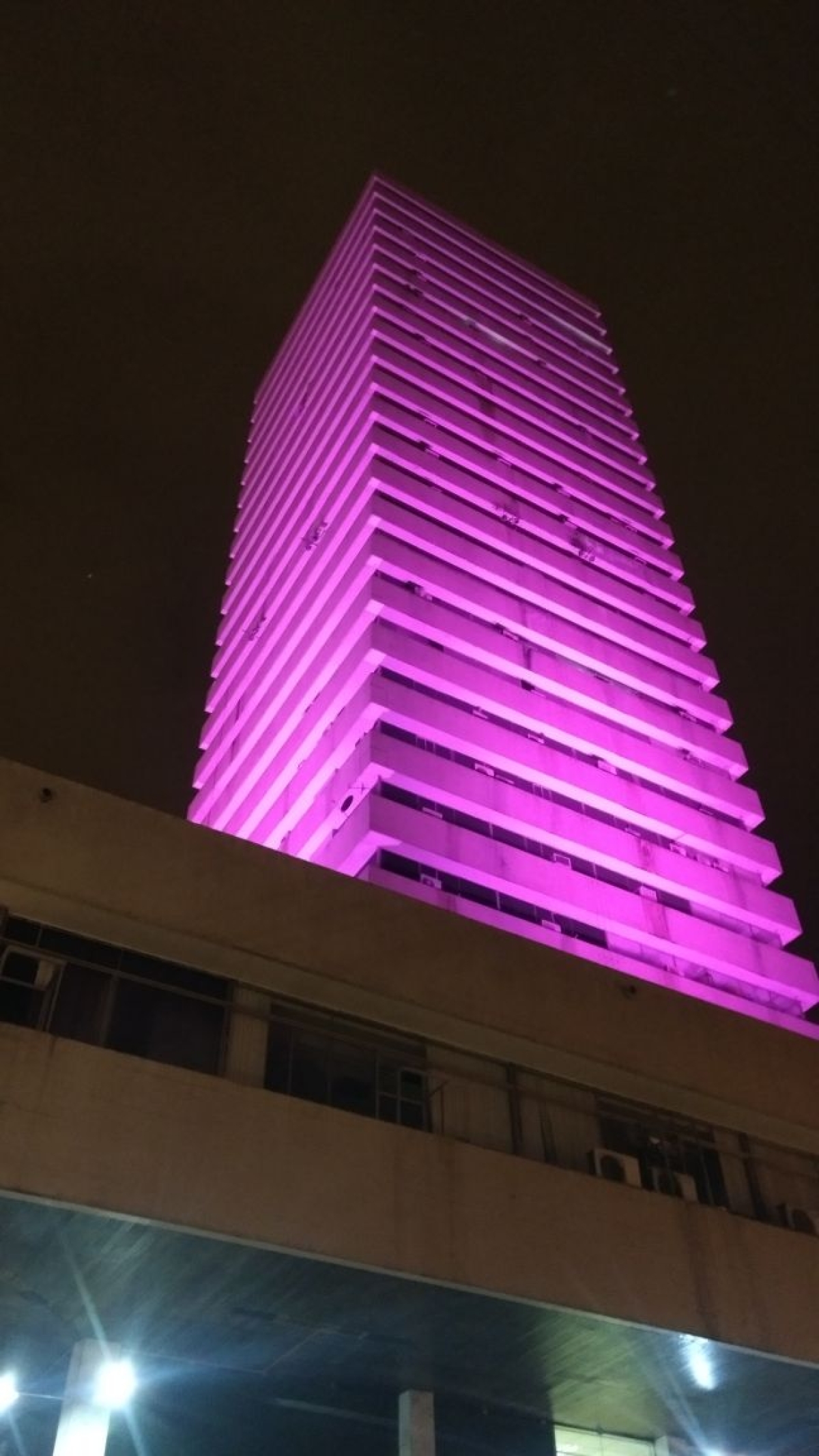 Câncer de Mama: Edifício Serigy e o Edifício Estado de Sergipe "Maria Feliciana", estão com iluminação rosa (Foto: Ascom/SES)