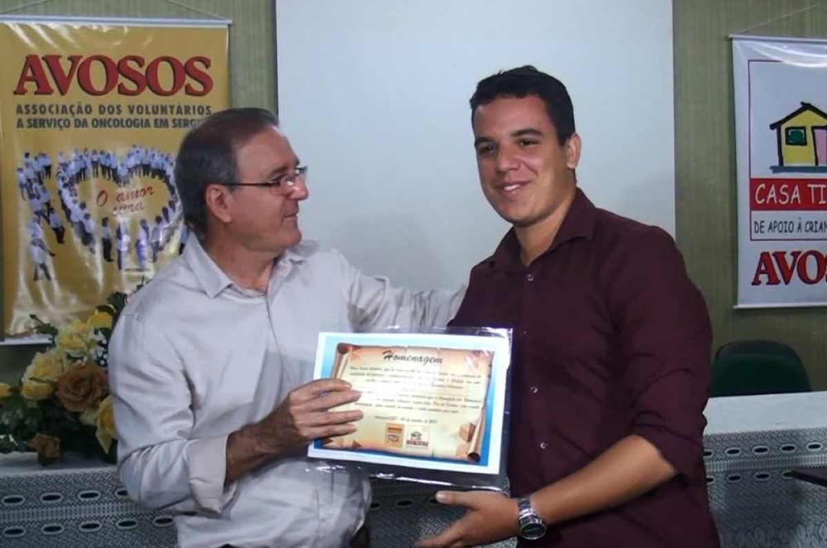 Presidente da Avosos entrega certificado ao repórter, em homenagem ao Portal Infonet (Foto: Portal Infonet)
