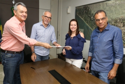 Prefeito Edvaldo Nogueira e secretários quando da autorização para realização do processo seletivo (Foto: Sérgio Silva)