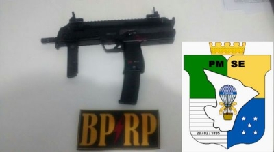 Radiopatrulha apreende simulacro de submetralhadora com quatro jovens no Jabutiana (Foto: SSP)