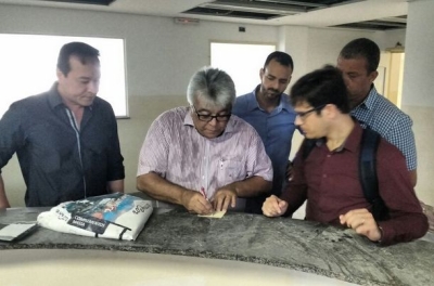 Almeida Lima acompanha ritmo de obras de ampliação para abrir mais 100 leitos no Huse (Foto: Ascom/SES)