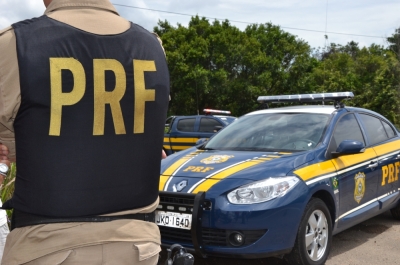 Mulher é presa por receptação de veículo roubado da Bahia (Foto: PRF)