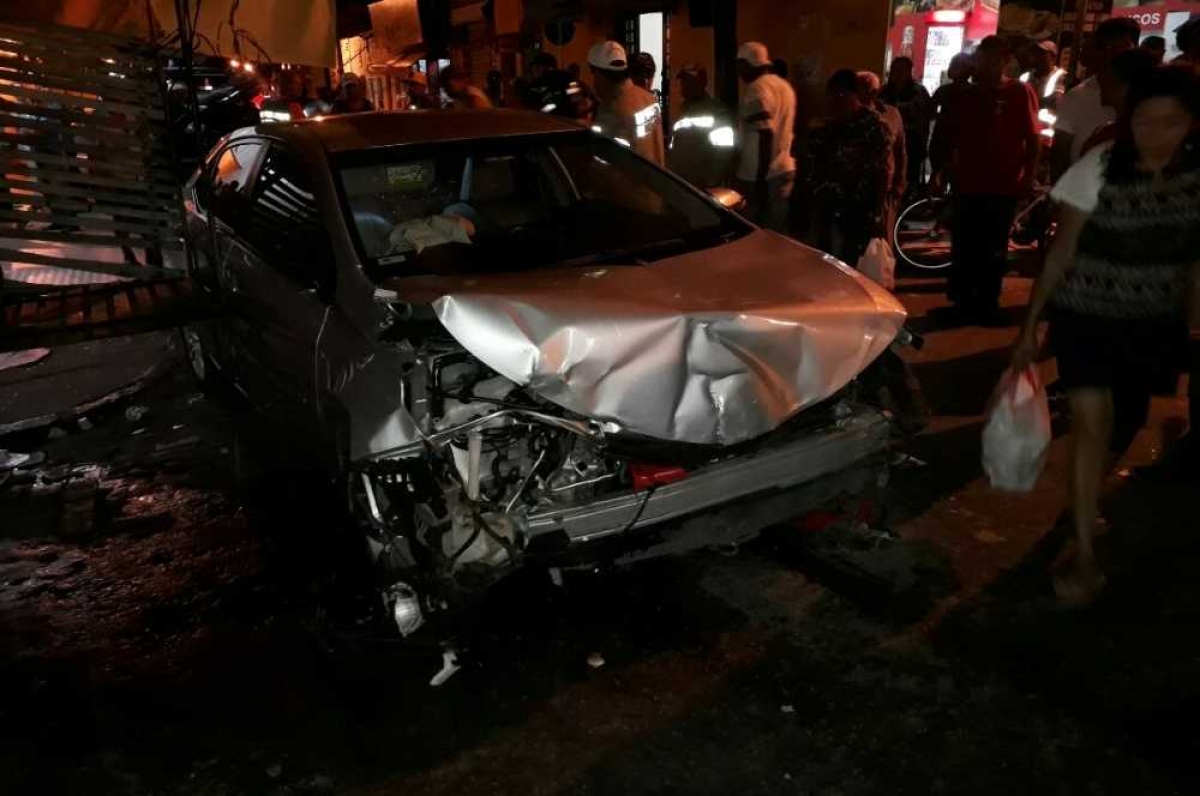 Carro parou quando bateu em uma lanchonete (Foto: Reprodução/ Redes Sociais)