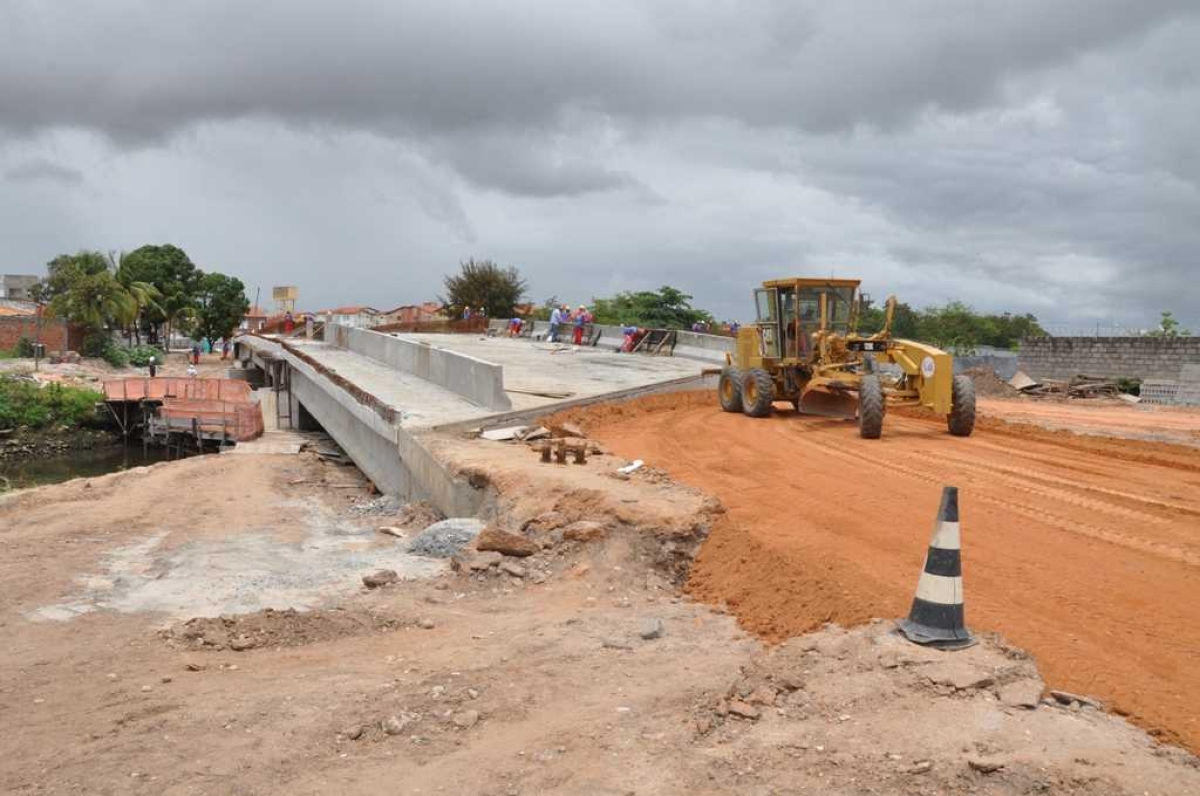 Interligação das Avenidas Rio de Janeiro e Gasoduto: camadas de sub-bases estão sendo lançadas (Foto: Jorge Reis/Seinfra/SE)