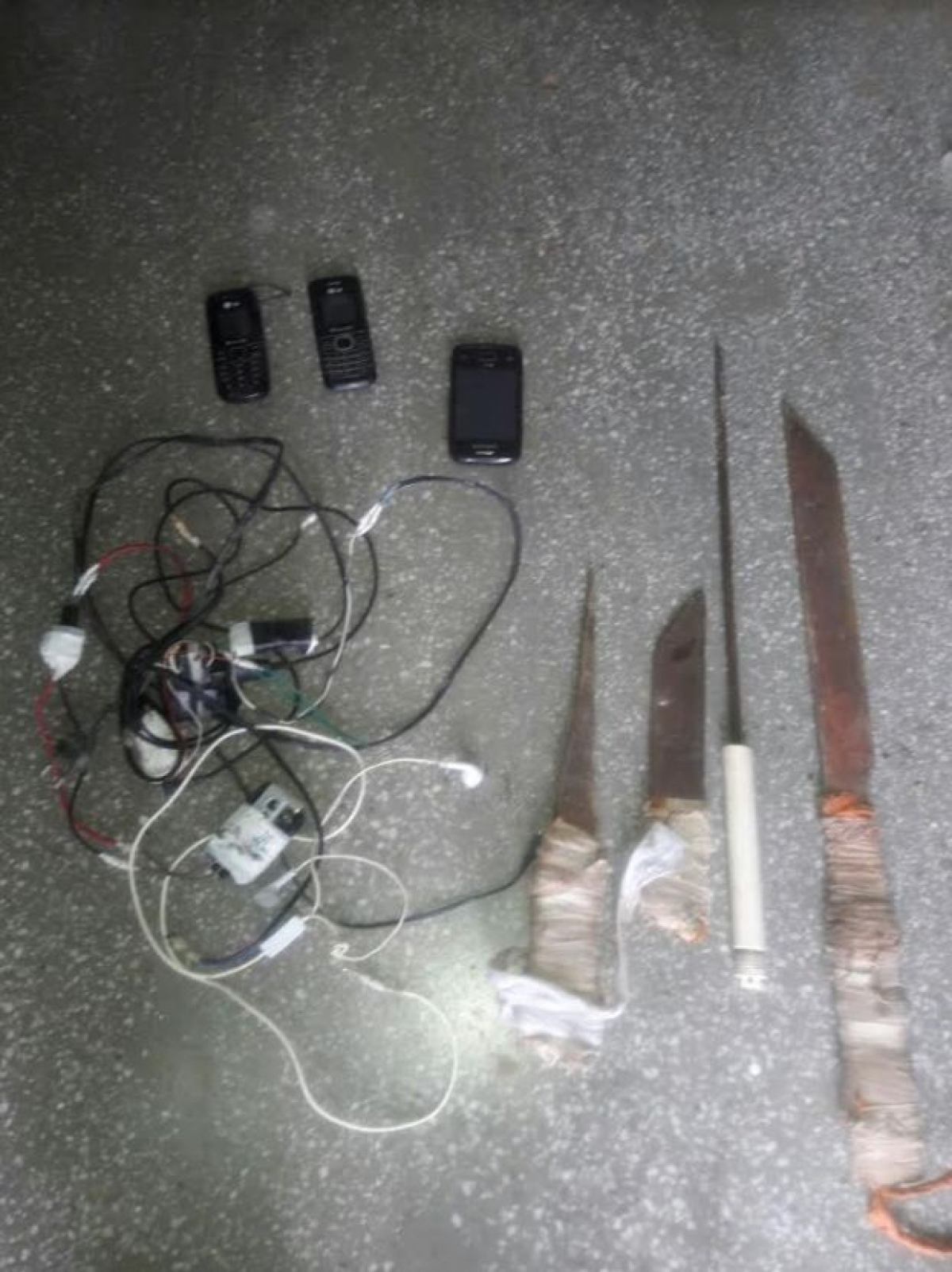 Revista em cela do Preslen encontra celulares e armas brancas (Foto: Assessoria Sejuc/SE)