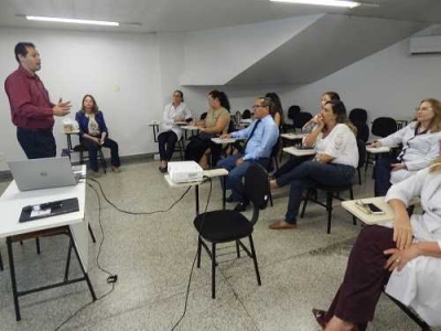 O gerente administrativo do HU-UFS, Edélzio Júnior, levou ao Comitê informações sobre convocações de candidatos aprovados no último concurso público e a inauguração do Anexo Hospitalar (Foto: HU/UFS)