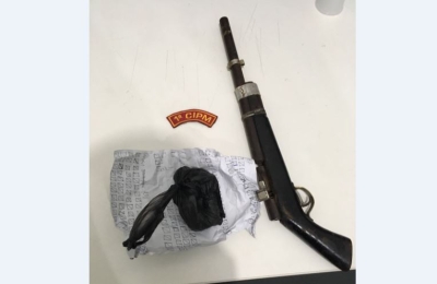 O homem estava armado com uma escopeta e expulsou a mulher e o filho de casa (Foto: SSP)