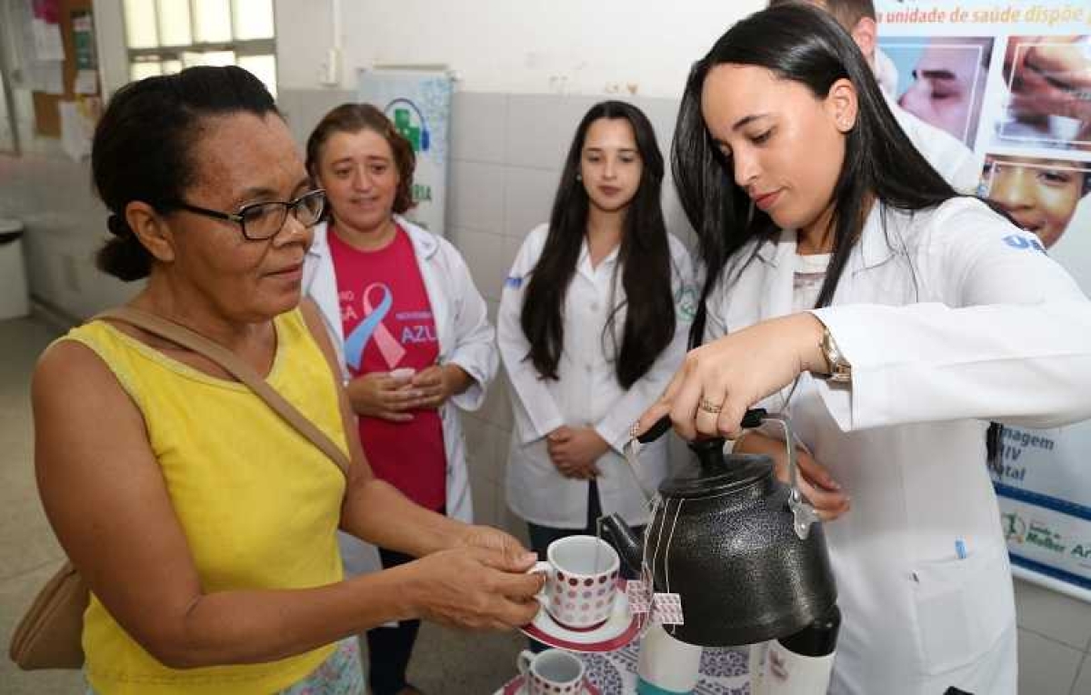 Os pacientes provaram chás feitos com ervas medicinais (Foto: Silvio Rocha/PMA)