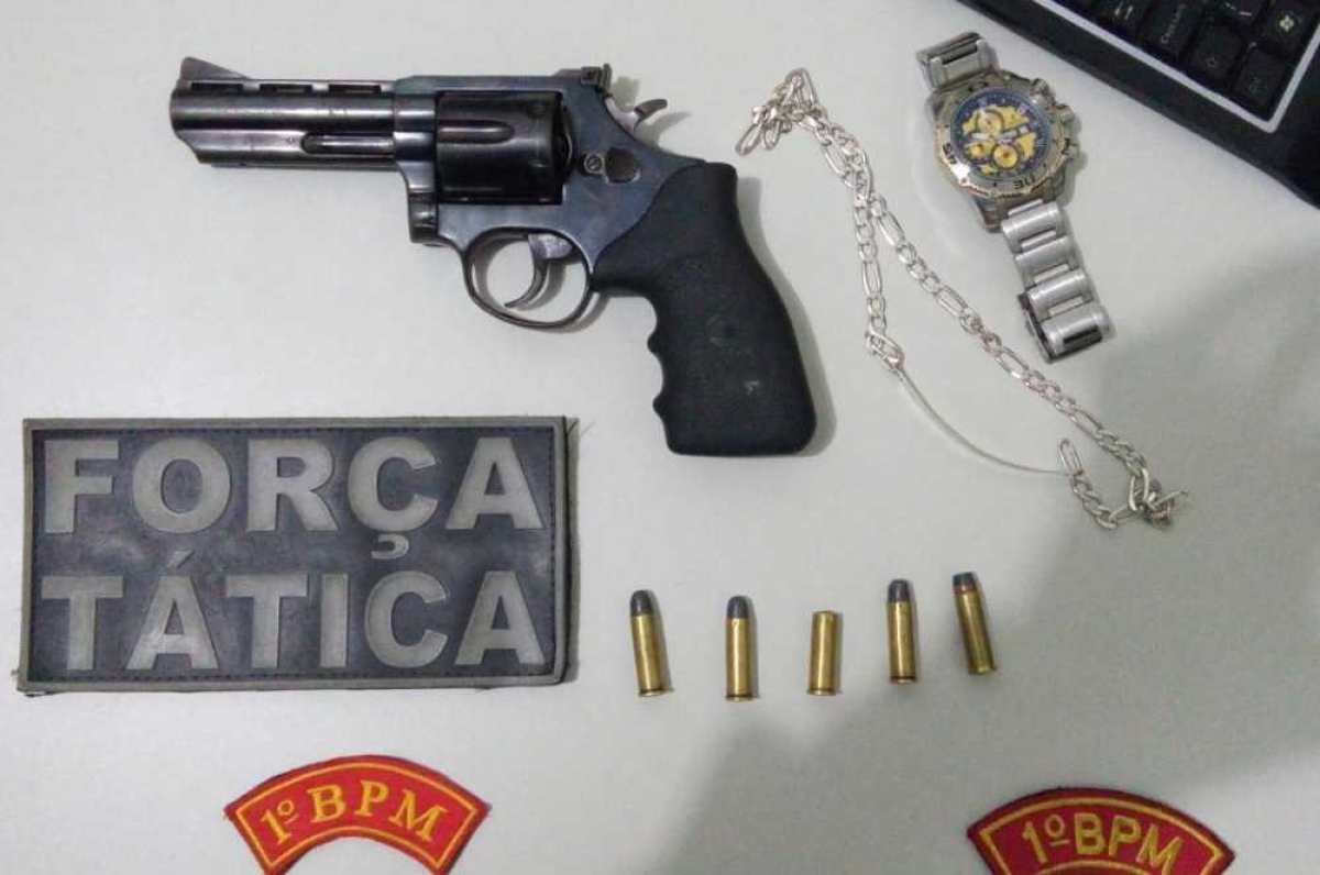 Um revólver Taurus, calibre 38, com 5 munições foi apreendido (Foto: 1º BPCom)