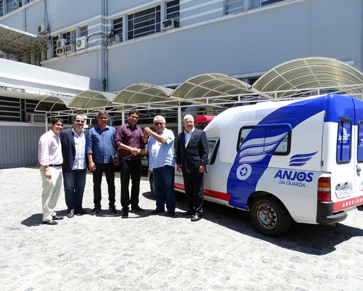 Totalmente reformada, Almeida Lima entrega ambulância ao município de Umbaúba (Foto: SES/SE)