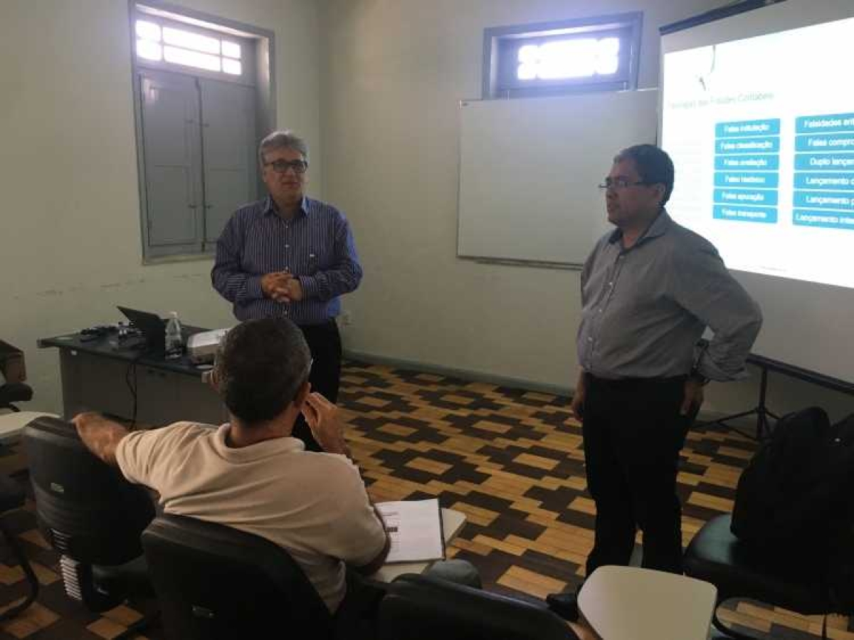 O professor Alexandre Alcântara e o secretário Jeferson Passos (Foto: Semfaz/Aracaju)