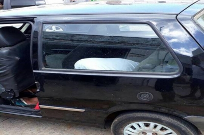  Um dos jovens foi morto ainda dentro do carro (Foto: Facebook/Informações Policiais)
