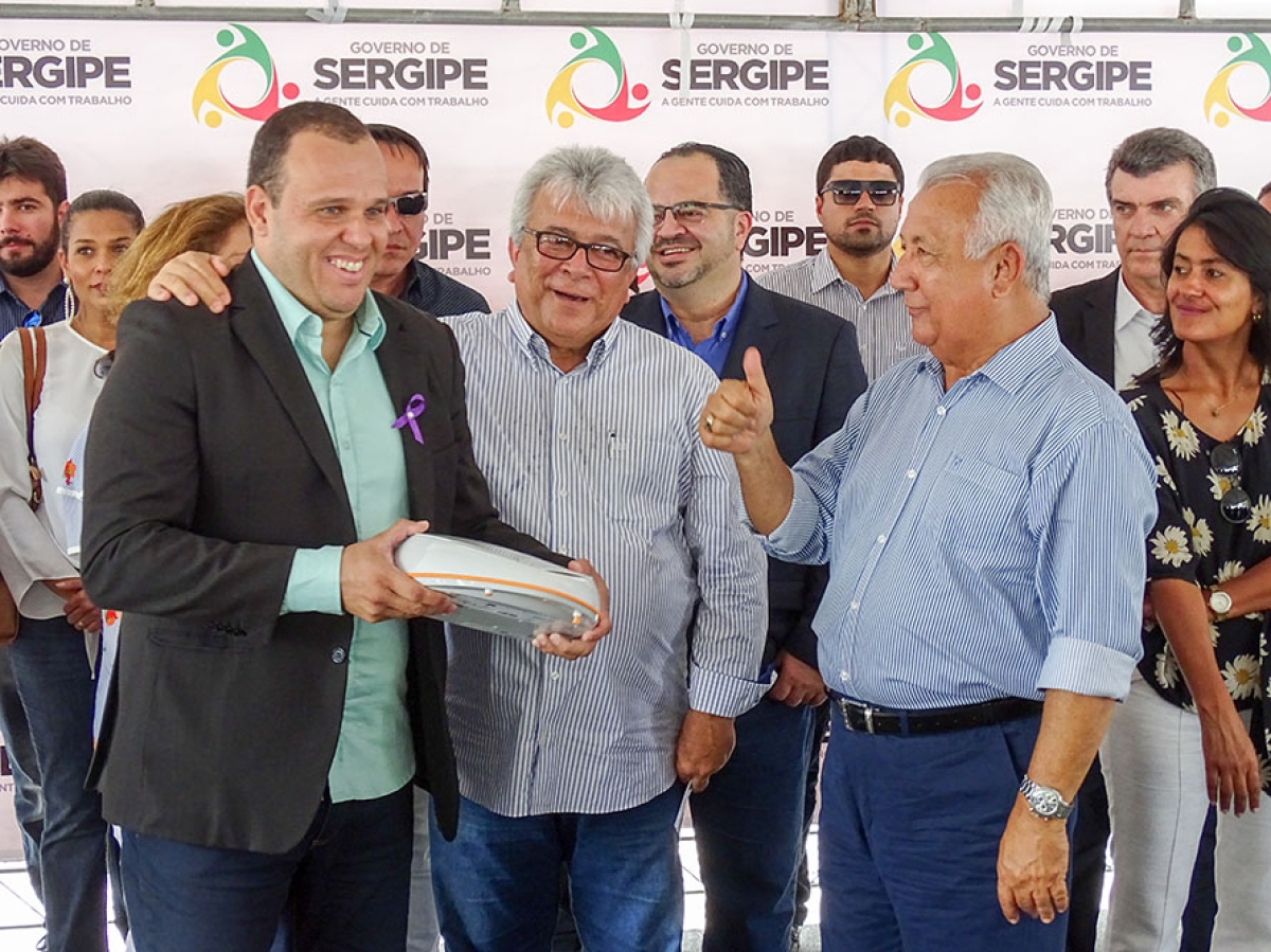Secretário de Estado da Saúde acompanha o governador, Jackson Barreto, na entrega de 465 equipamentos hospitalares e 25 ambulâncias para o Samu (Foto: SES/SE)