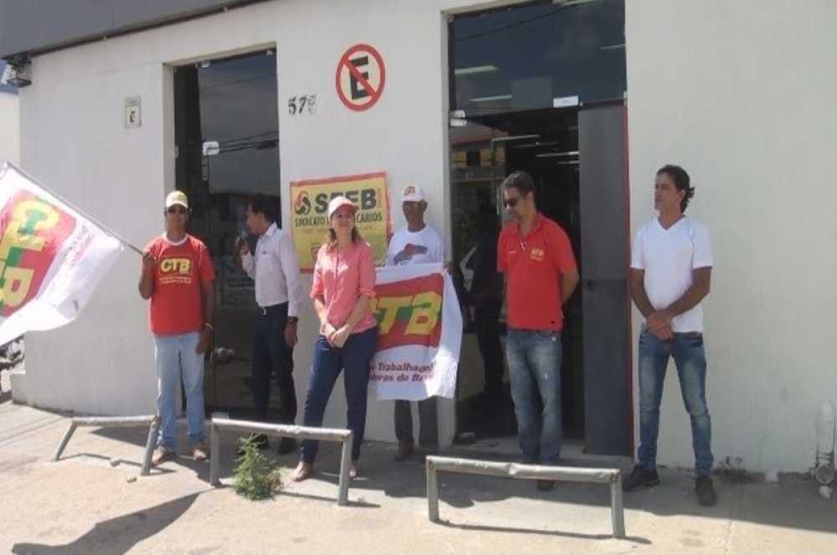 Protesto ocorreu em frente à agência nesta quinta-feira (Foto: Portal Infonet)
