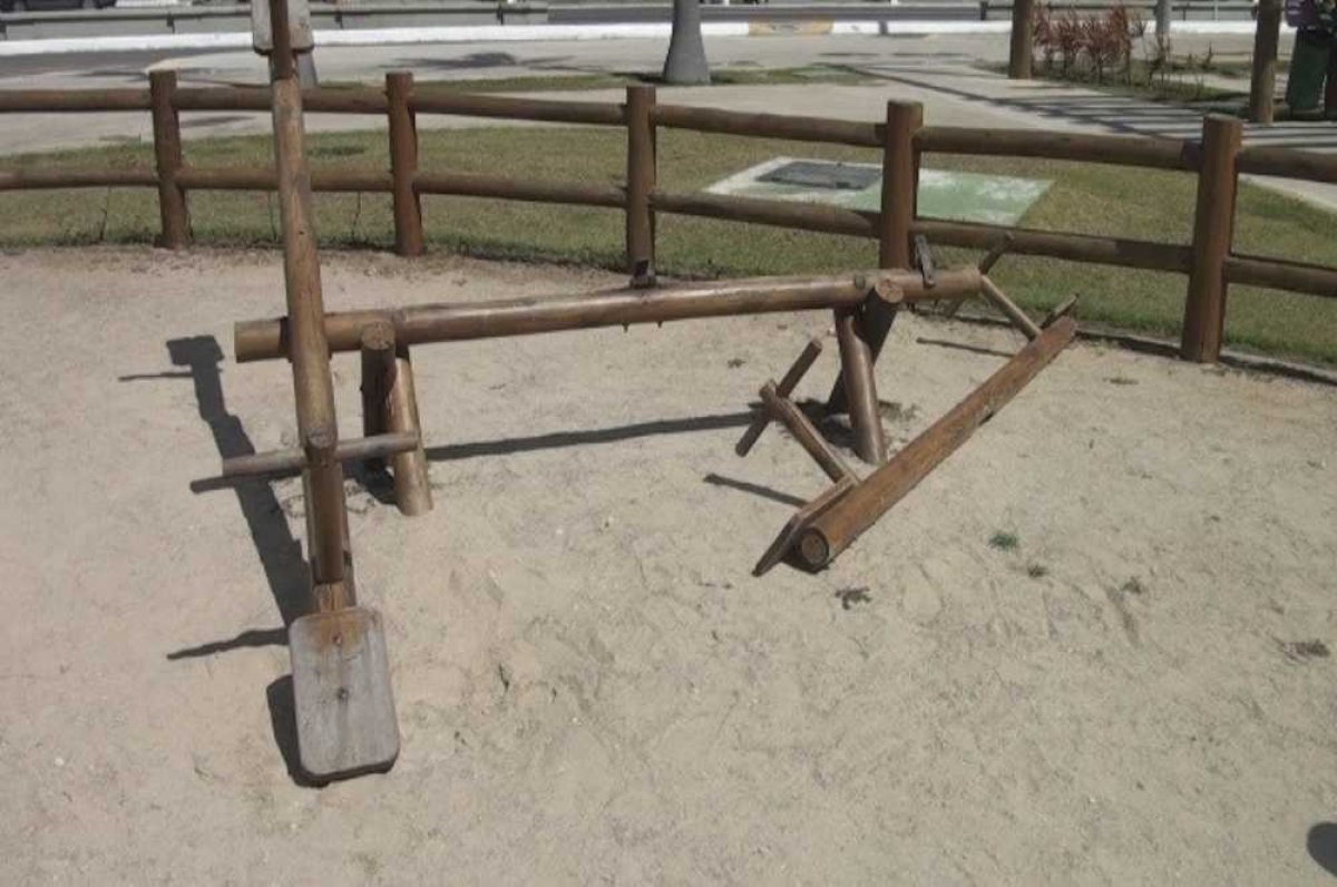 Gangorra está quebrada em um dos parques (Foto: Portal Infonet)