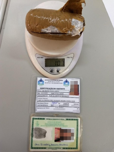 Mulher é presa ao tentar entrar com drogas no Compajaf (Foto: Sejuc/SE)