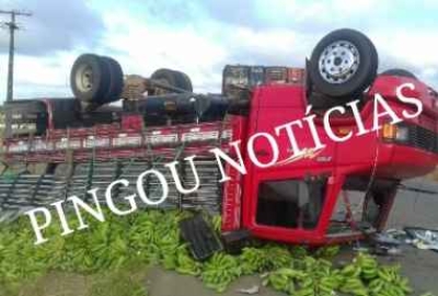 Veículo carregado de bananas tomba em Nossa Senhora da Glória (Foto: Pingou Notícias)