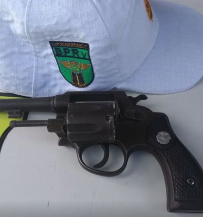 Indivíduo é preso com arma de fogo em micro-ônibus na Colônia Treze (Foto: Lagarto Como Eu Vejo)