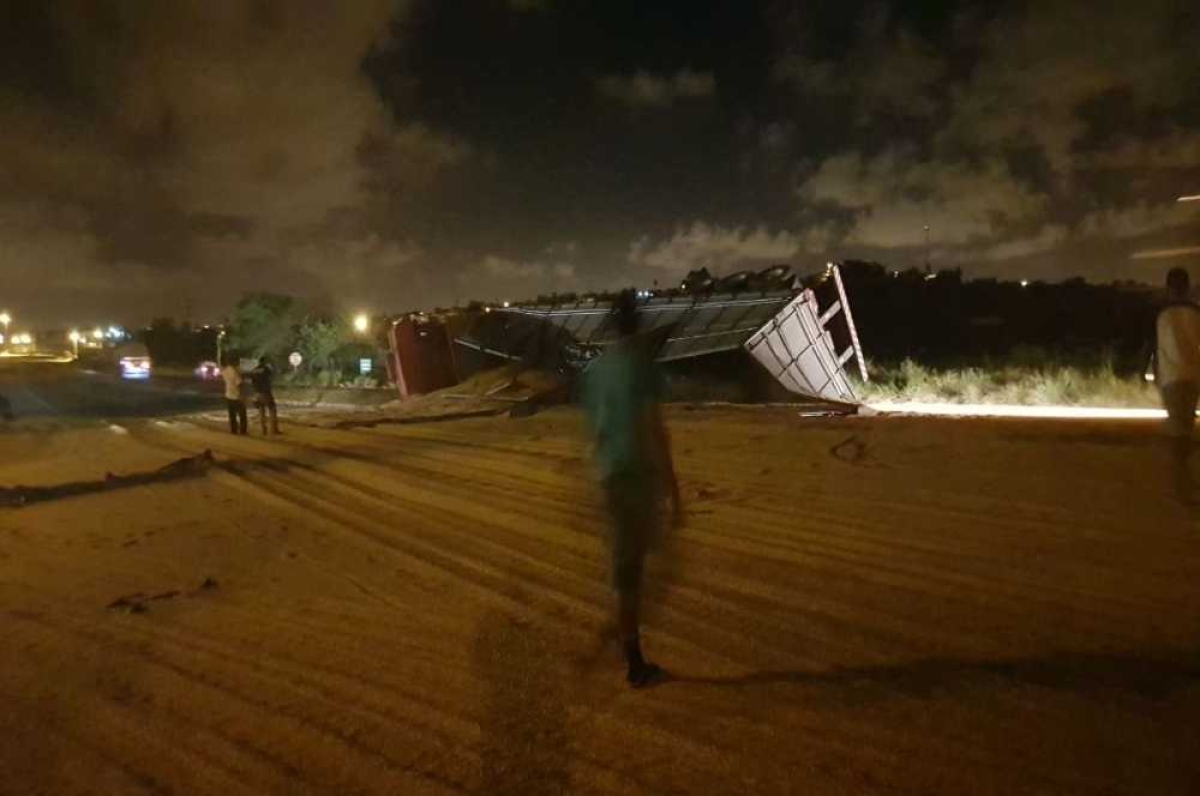 O carregamento tombou para o lado contrário da via (Foto: Reprodução/Redes Sociais)