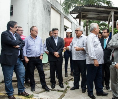 Almeida visita Huse na companhia do governador e autoridades fiscalizadoras (Foto: Ascom/SES)