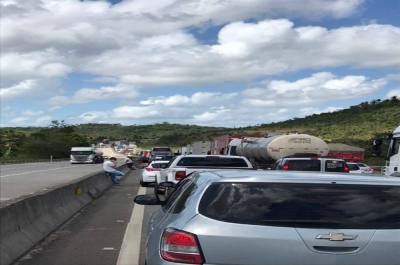  O trânsito da rodovia que tem pista dupla está com um dos lados fluindo normalmente (Foto: Aracaju Agora Notícoas/Facebook)