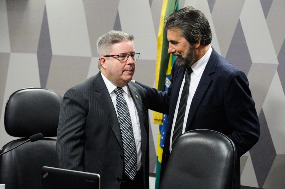 Ao lado do vice-presidente da CCJ, senador Antonio Anastasia, o relator do projeto, senador Valdir Raupp (à dir.), na reunião desta quarta-feira (29)
(Foto: Marcos Oliveira/Agência Senado)
