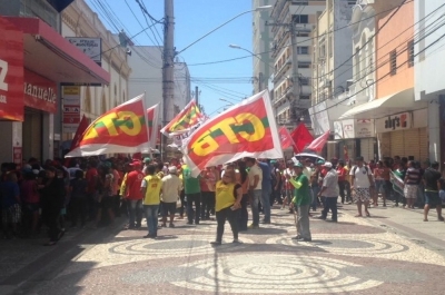  Eles tentam pressionar os lojistas a fecharem as lojas (Foto: Portal Infonet)