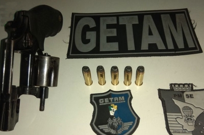 Dupla é presa por porte ilegal de arma de fogo em Itabaiana (Foto: SSP)