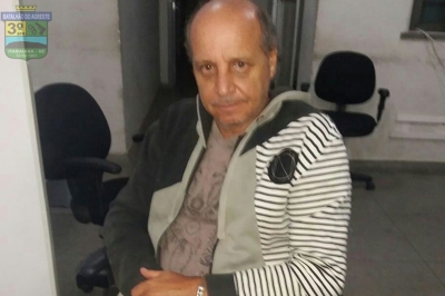 Indivíduo com mandado de prisão por homicídio é preso após denúncia de que estaria tentando incendiar a residência da mãe (Foto: SSP)