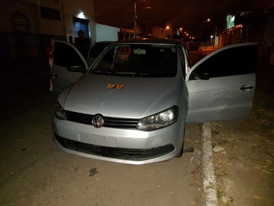 Após denúncia, polícia recupera veículo com restrição de roubo/furto (Foto: SSP)