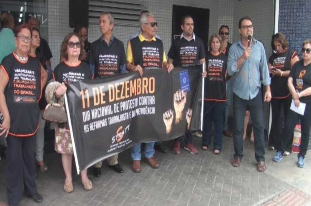 Mobilização ocorreu em frente a sede da Superintendencia do Trabalho em Sergipe (Foto: Portal Infonet)
