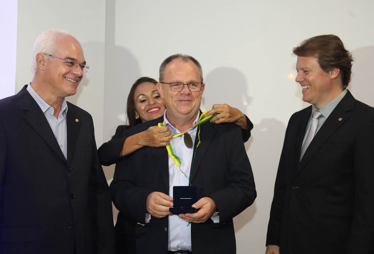 Vice-governador de Sergipe recebe comenda em celebração de 80 anos do Sindicato do Comércio Atacadista (Foto: Andre Moreira/ASN)