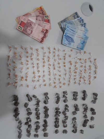 Dupla é presa por tráfico de drogas e homem é detido por posse ilegal de arma de fogo em Estância (Foto: SSP)