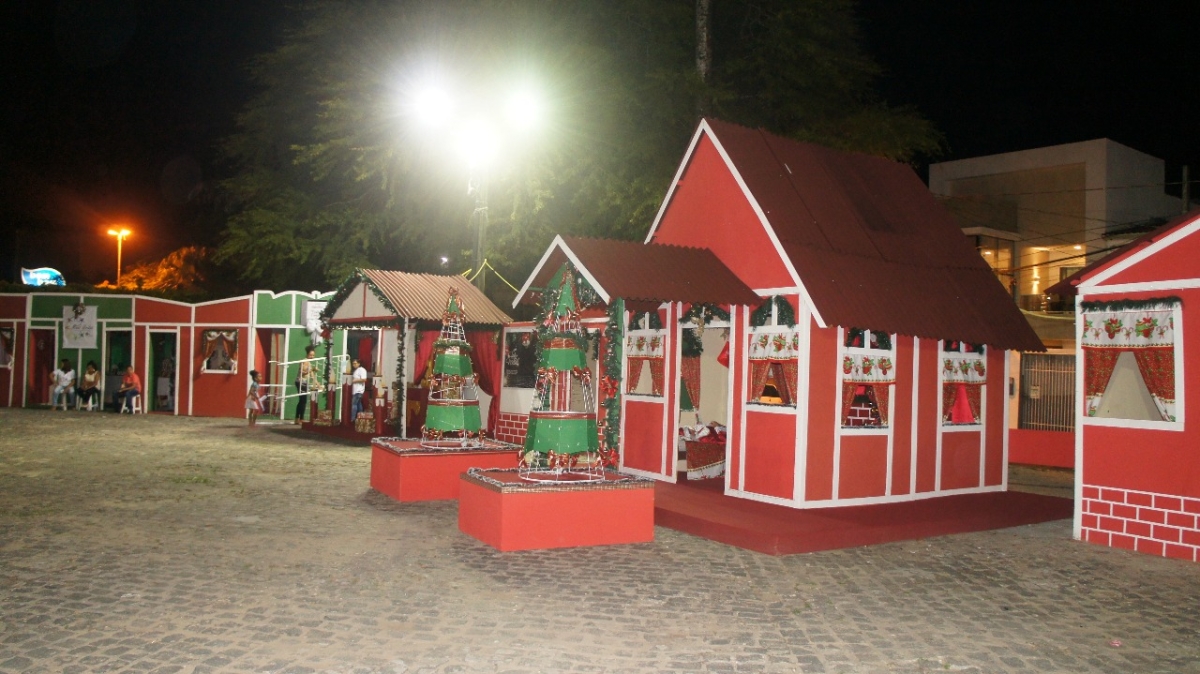 Cidade cenográfica foi montada na praça Rio Branco (Foto: Rasiel Calazans)